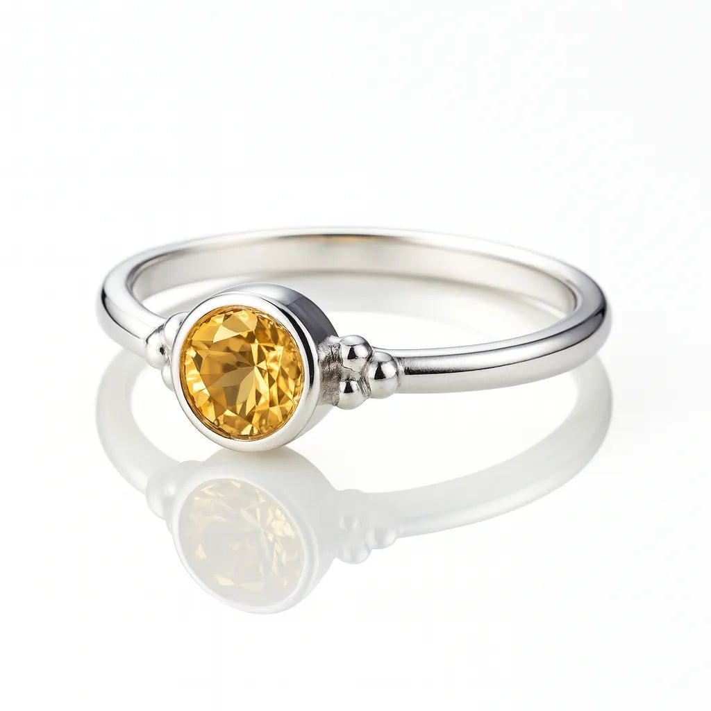 "Feiner Damenring aus Sterlingsilber mit goldgelbem Citrin als Mittelstein, seitlich fotografiert auf hellem reflektierendem Hintergrund mit Spiegelung, hochwertiges Schmuck-Produktfoto für Citrinring."