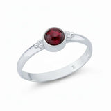 Eleganter Damenring aus 925er Sterlingsilber mit rundem Granat Edelstein in Zargenfassung.