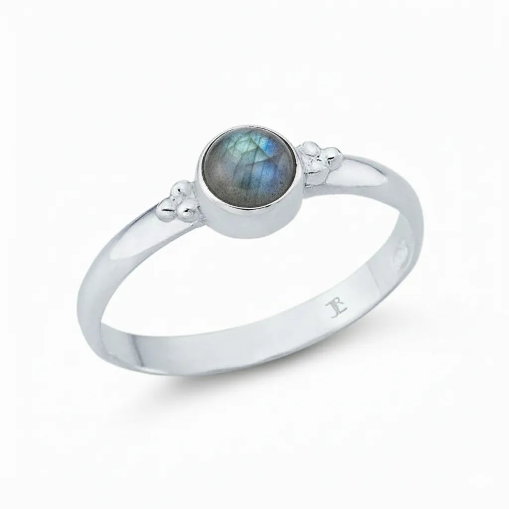 Eleganter Damenring aus 925er Sterlingsilber mit rundem Labradorith Edelstein in Zargenfassung.