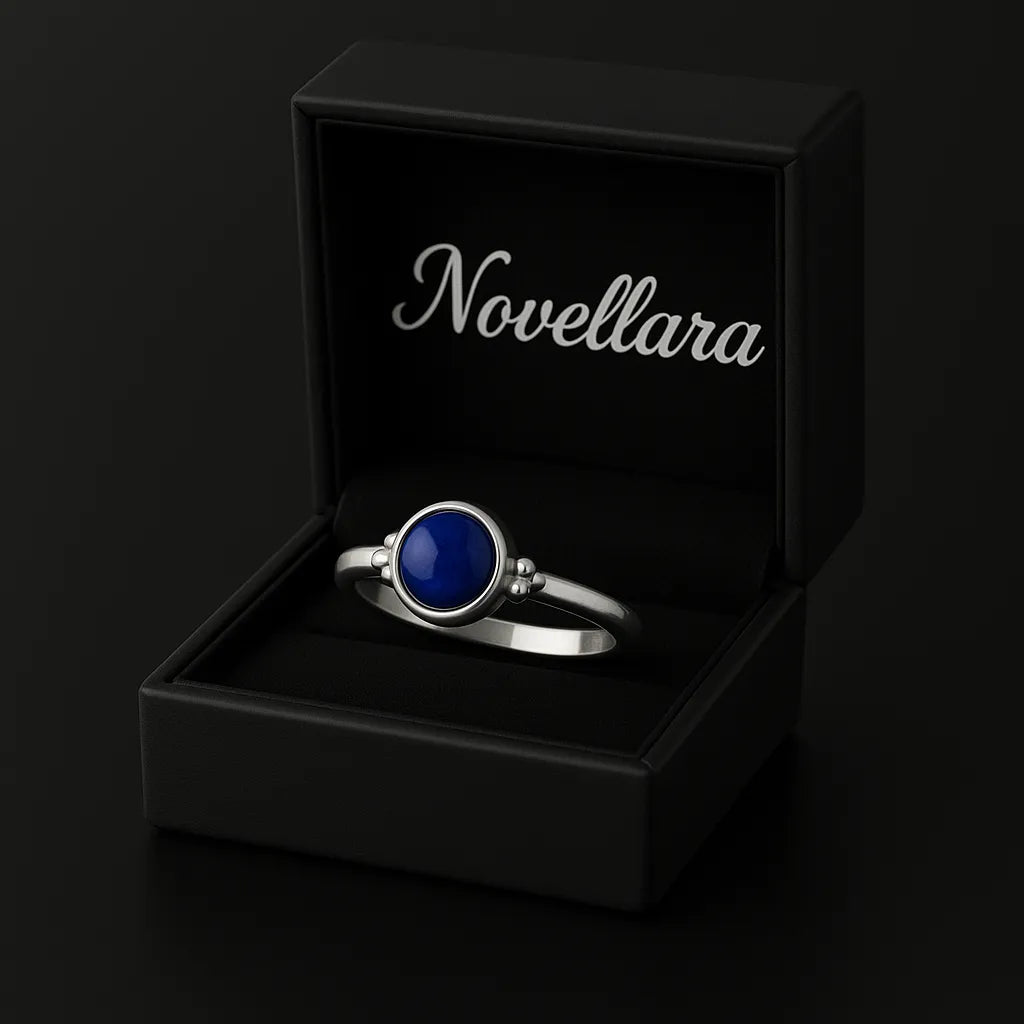 Silberring mit 4 mm rundem Lapis-Lazuli-Cabochon in schwarzer Schmuckbox mit Novellara Logo im Deckel, edles Schmuck Geschenk für Damen.