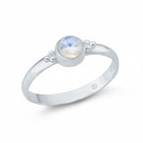 Eleganter Damenring aus 925er Sterlingsilber mit rundem weißen Mondstein Edelstein in Zargenfassung.