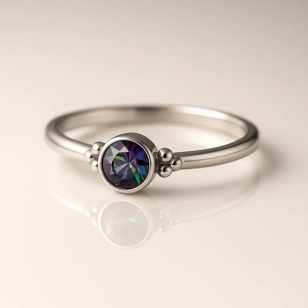 Zarter Damenring aus poliertem Silber mit rundem facettiertem Mystic Topas in Grün-Lila Schimmer, Zargenfassung und Kugeldetails – eleganter Silberring mit Edelstein auf hellem Hintergrund
