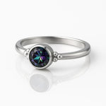 "Eleganter Damenring aus Silber mit rundem facettiertem Mystic Topas in Zargenfassung und zarten Kugeldetails – moderner Silberring mit schillerndem Edelstein in Grün-Lila Tönen"