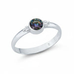 Eleganter Damenring aus 925er Sterlingsilber mit rundem Mystic Topas Edelstein in Zargenfassung.