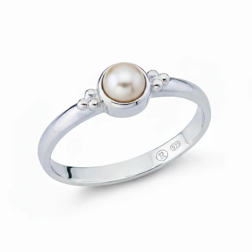 Eleganter Damenring aus 925er Sterlingsilber mit rundem Perlen Edelstein in Zargenfassung.