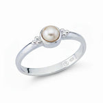 Eleganter Damenring aus 925er Sterlingsilber mit rundem Perlen Edelstein in Zargenfassung.