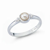 Eleganter Damenring aus 925er Sterlingsilber mit rundem Perlen Edelstein in Zargenfassung.