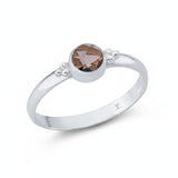 Eleganter Damenring aus 925er Sterlingsilber mit rundem Rauchquarz Edelstein in Zargenfassung.