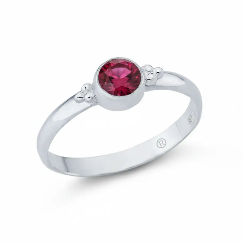 Eleganter Damenring aus 925er Sterlingsilber mit rundem rotem Rubin Edelstein in Zargenfassung.