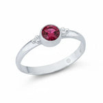 Eleganter Damenring aus 925er Sterlingsilber mit rundem rotem Rubin Edelstein in Zargenfassung.