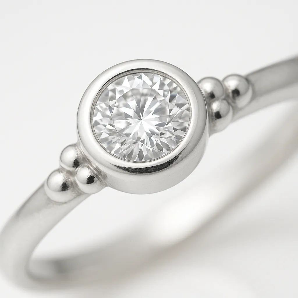 "Eleganter Damenring aus Silber mit rundem, facettiertem Zirkonia im Bezel-Setting und dezenten Kugeldetails am Ringband – hochwertiger Silberschmuck modern und zeitlos"