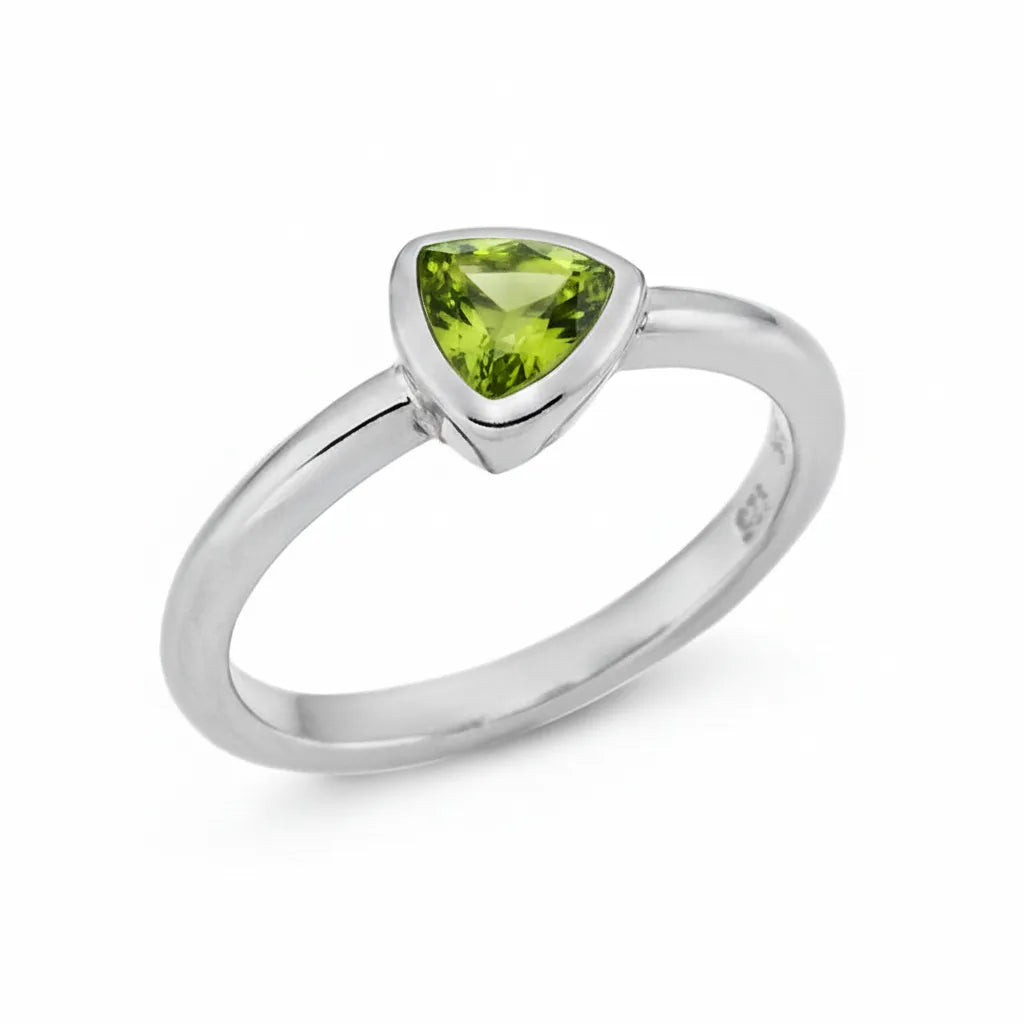 Damenring aus 925er Sterlingsilber mit Peridot in Triangleform