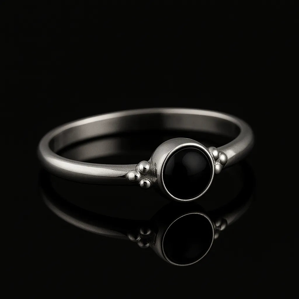 Eleganter 925-Silberring mit poliertem schwarzem Onyx-Stein im Cabochon-Schliff, seitlich fotografiert auf glänzend schwarzem Spiegelhintergrund mit starker Reflexion, hochwertiges Schmuck-Produktfoto.