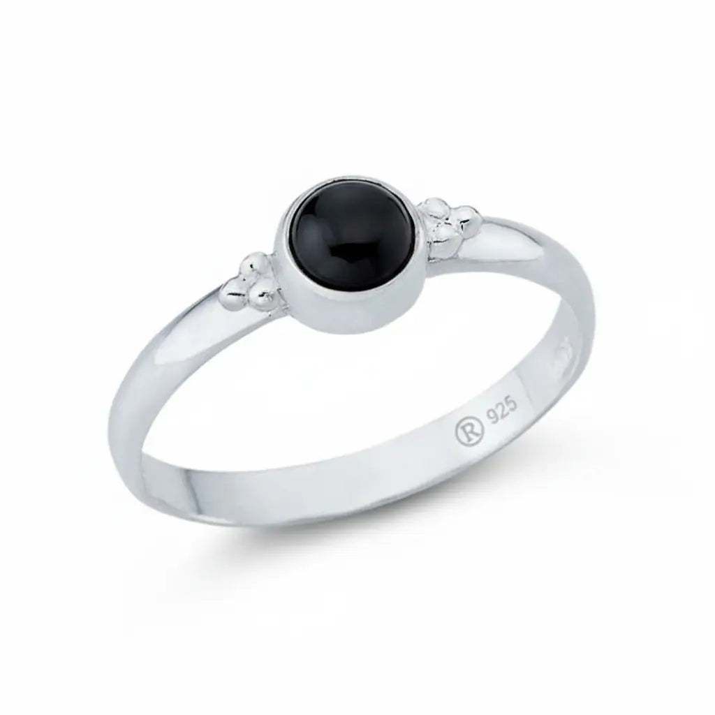 Eleganter Damenring aus 925er Sterlingsilber mit rundem schwarzen Onyx Edelstein in Zargenfassung.