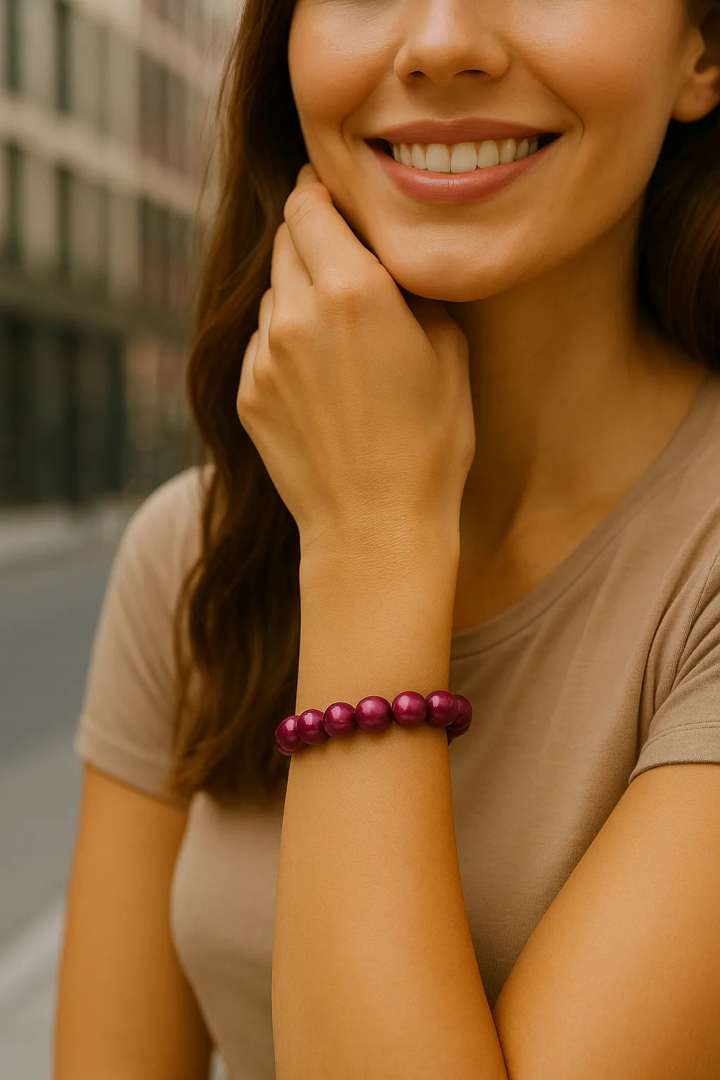 Junge Frau in urbaner Umgebung trägt ein glänzendes pink-violettes 3D Wonderperlen Armband am rechten Handgelenk, Fokus liegt auf dem Schmuckstück.