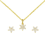 Goldenes Schmuckset bestehend aus einer feinen Halskette mit blütenförmigem Anhänger und passenden Ohrsteckern, besetzt mit funkelnden Zirkonia-Steinen, vor weißem Hintergrund.