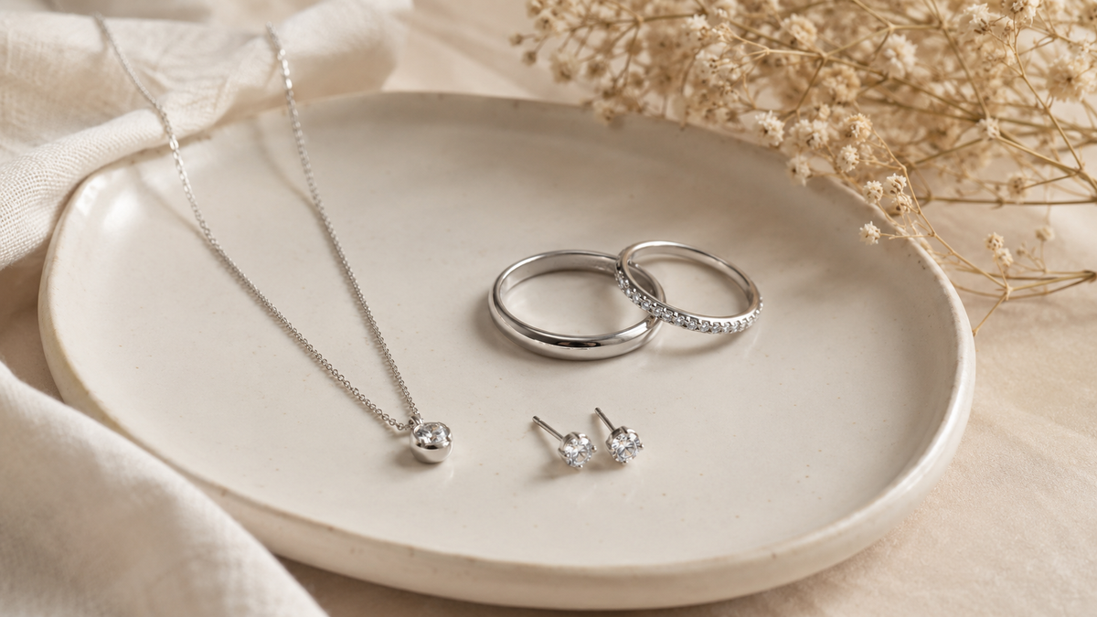 Rhodinierter Schmuck erklärt – Vorteile, Haltbarkeit und Pflege