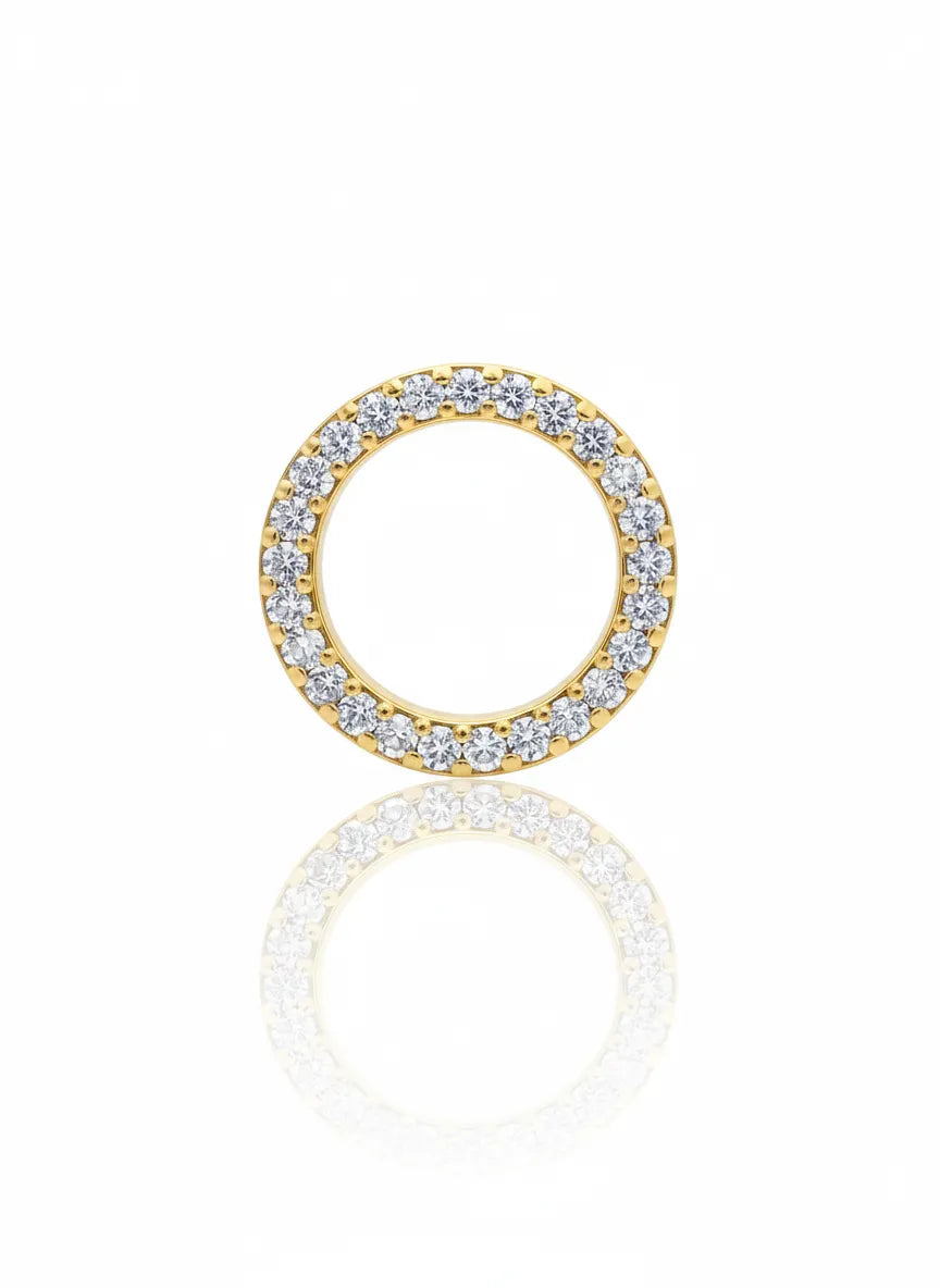 Paar freigestellter, runder Ohrstecker aus Silber, besetzt mit funkelnden weißen Steinen.