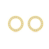 Goldene runde Ohrstecker mit funkelnden Zirkonia-Steinen im Kreisdesign, elegant und minimalistisch, als Paar frontal auf weißem Hintergrund dargestellt.
