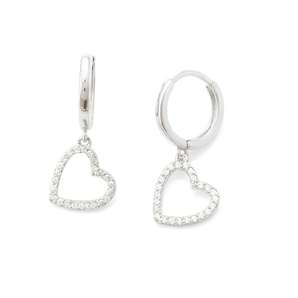 Paar silberner Herzohrringe aus 925 Sterling Silber mit schwebenden, offen gearbeiteten Herzanhängern, besetzt mit funkelnden Zirkonia-Steinen, auf weißem Hintergrund.