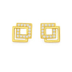 Ein Paar goldfarbene Ohrstecker im modernen Doppelquadrat-Design. Das äußere Quadrat ist mit funkelnden Zirkonia-Steinen besetzt, während das innere Quadrat glatt poliert ist. Beide Quadrate sind leicht versetzt angeordnet. Die Ohrstecker liegen symmetrisch nebeneinander auf einem weißen Hintergrund, professionell ausgeleuchtet und glänzend verarbeitet.
