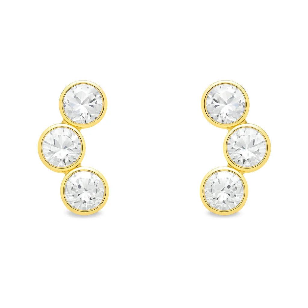 Vergoldete Damen-Ohrstecker aus 925 Sterling Silber mit je drei runden, weiß funkelnden Zirkonia in Zargenfassung auf weißem Hintergrund.