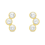 Vergoldete Damen-Ohrstecker aus 925 Sterling Silber mit je drei runden, weiß funkelnden Zirkonia in Zargenfassung auf weißem Hintergrund.