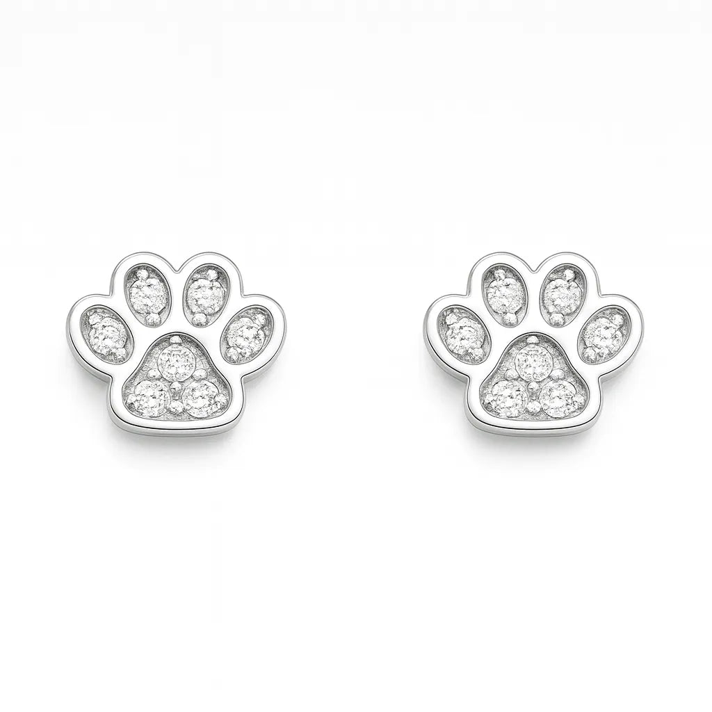 Silberne Ohrstecker in Form einer Pfote, verziert mit funkelnden weißen Zirkonia-Steinen – eleganter und verspielter Schmuck für Tierliebhaber.
