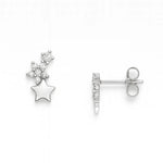 Ein Paar silberne Ohrstecker mit funkelnden Zirkonia-Steinen in Sternform. Einer der Ohrstecker ist von vorne zu sehen und zeigt mehrere kleine, glitzernde Steine, die einen größeren Sternanhänger zieren. Der andere Ohrstecker ist in der Seitenansicht dargestellt, mit sichtbarem Steckverschluss und Schmetterlingsverschluss. Beide liegen auf weißem Hintergrund, klar ausgeleuchtet und hochglanzpoliert.
