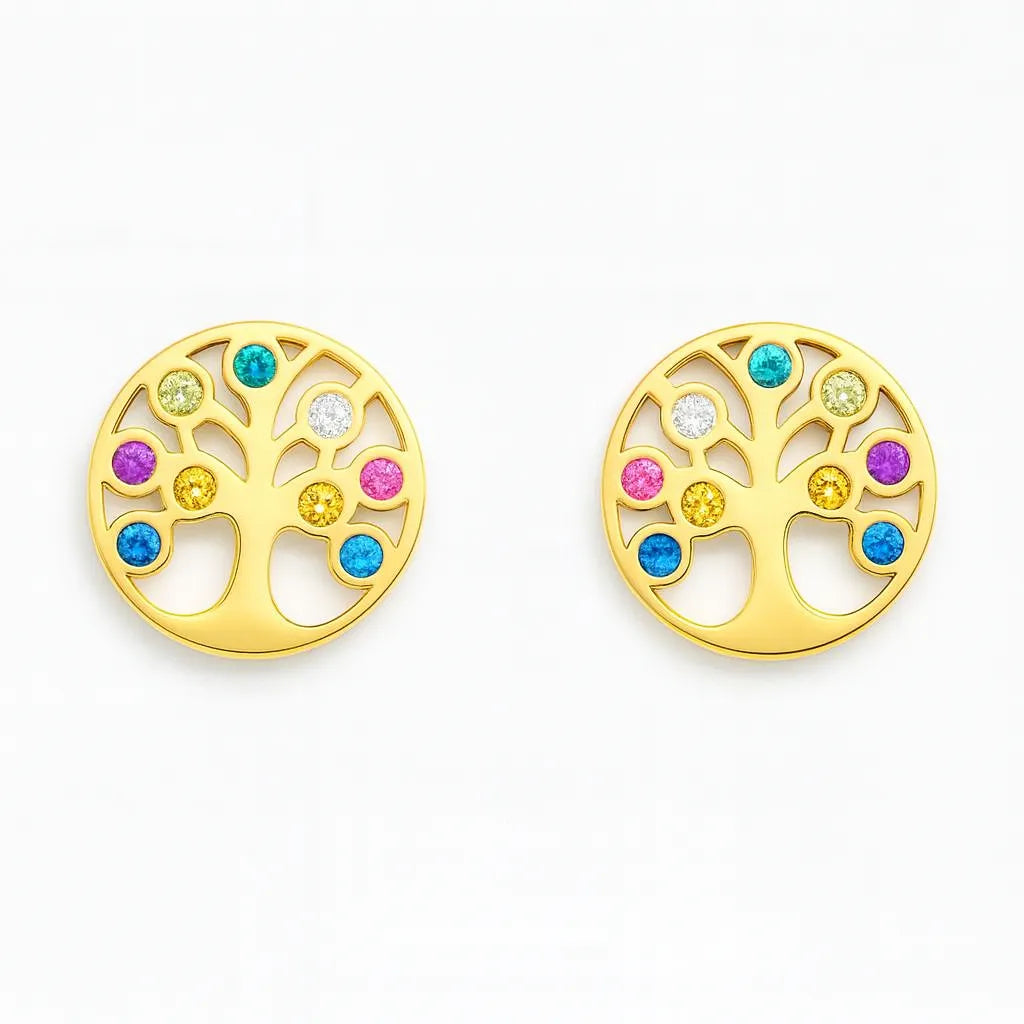 Ein Paar vergoldete Ohrstecker in runder Form mit Lebensbaum-Design. Die Äste des Baums sind mit farbigen Zirkonia-Steinen in Blau, Grün, Gelb, Pink, Violett und Weiß besetzt. Beide Ohrstecker liegen nebeneinander auf einem weißen Hintergrund, sind hochglanzpoliert und zeigen feine Details in der Goldoberfläche.