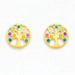 Ein Paar vergoldete Ohrstecker in runder Form mit Lebensbaum-Design. Die Äste des Baums sind mit farbigen Zirkonia-Steinen in Blau, Grün, Gelb, Pink, Violett und Weiß besetzt. Beide Ohrstecker liegen nebeneinander auf einem weißen Hintergrund, sind hochglanzpoliert und zeigen feine Details in der Goldoberfläche.