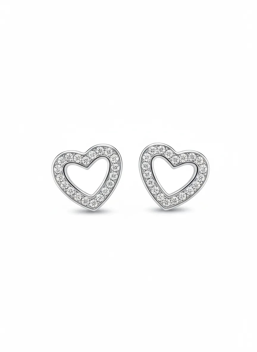 Herzförmige Ohrstecker aus 925 Sterling Silber mit funkelnden Zirkonia-Steinen und offenem Herzdesign.