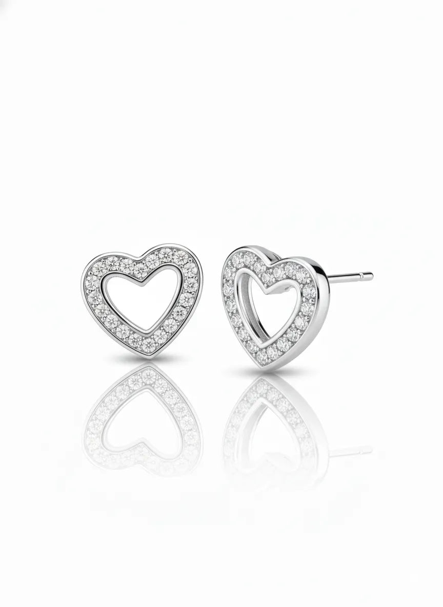 Zarte Herz-Ohrstecker aus glänzendem 925 Sterling Silber, besetzt mit funkelnden Zirkonia-Steinen in offenem Herzdesign – eleganter Schmuck für Damen.