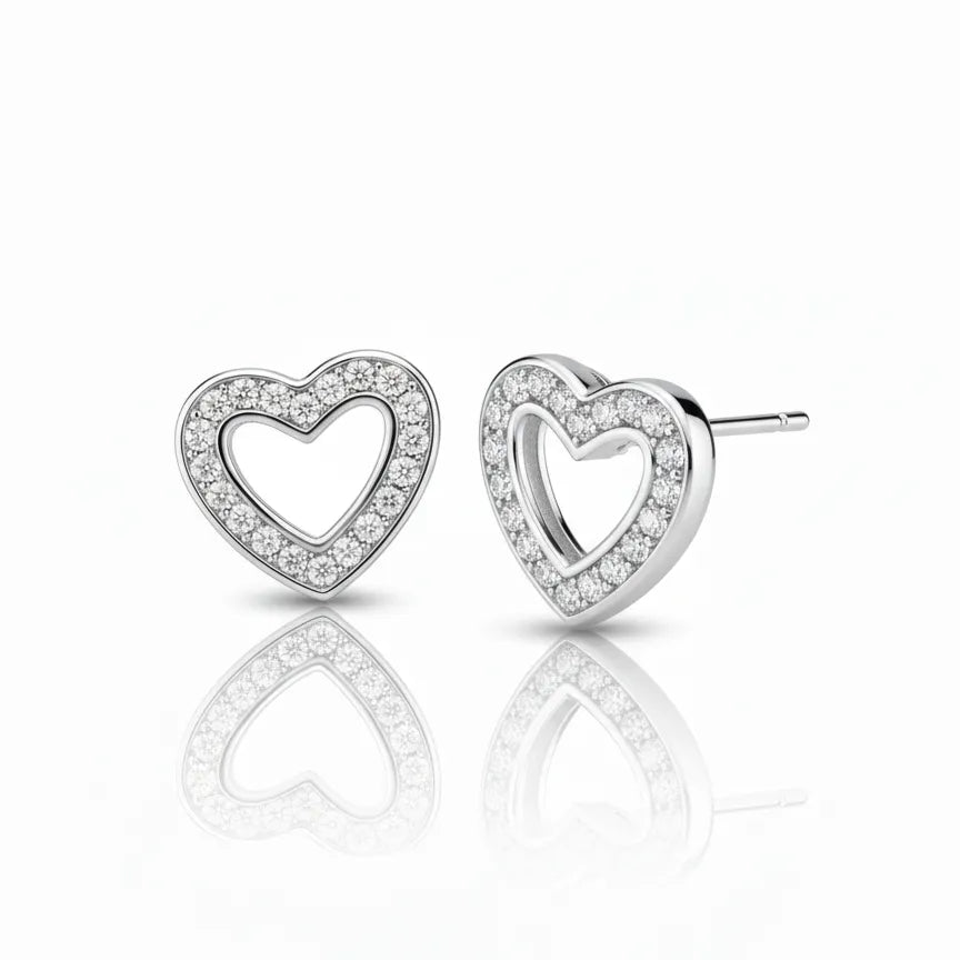 Zarte Herz-Ohrstecker aus glänzendem 925 Sterling Silber, besetzt mit funkelnden Zirkonia-Steinen in offenem Herzdesign – eleganter Schmuck für Damen.