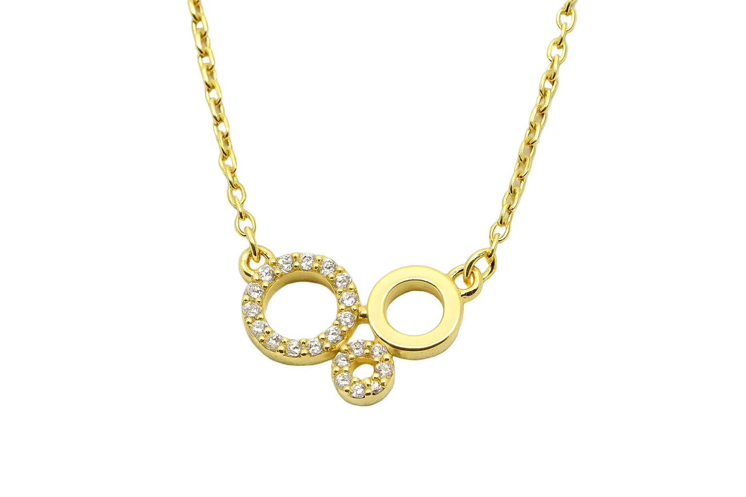 Vergoldete Halskette mit drei verbundenen Kreisen, teils mit Zirkonia besetzt, auf hellem Hintergrund – elegantes Schmuckstück aus 925 Sterling Silber.