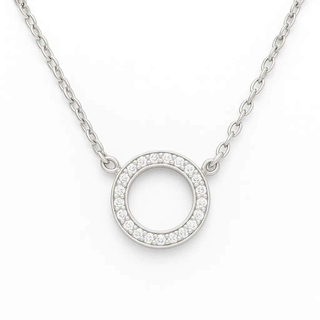 Silberne Halskette mit rundem Anhänger, besetzt mit klaren Zirkonia-Steinen, auf weißem Hintergrund – elegantes Schmuckdesign aus 925 Sterling Silber.
