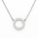 Silberne Halskette mit rundem Anhänger, besetzt mit klaren Zirkonia-Steinen, auf weißem Hintergrund – elegantes Schmuckdesign aus 925 Sterling Silber.