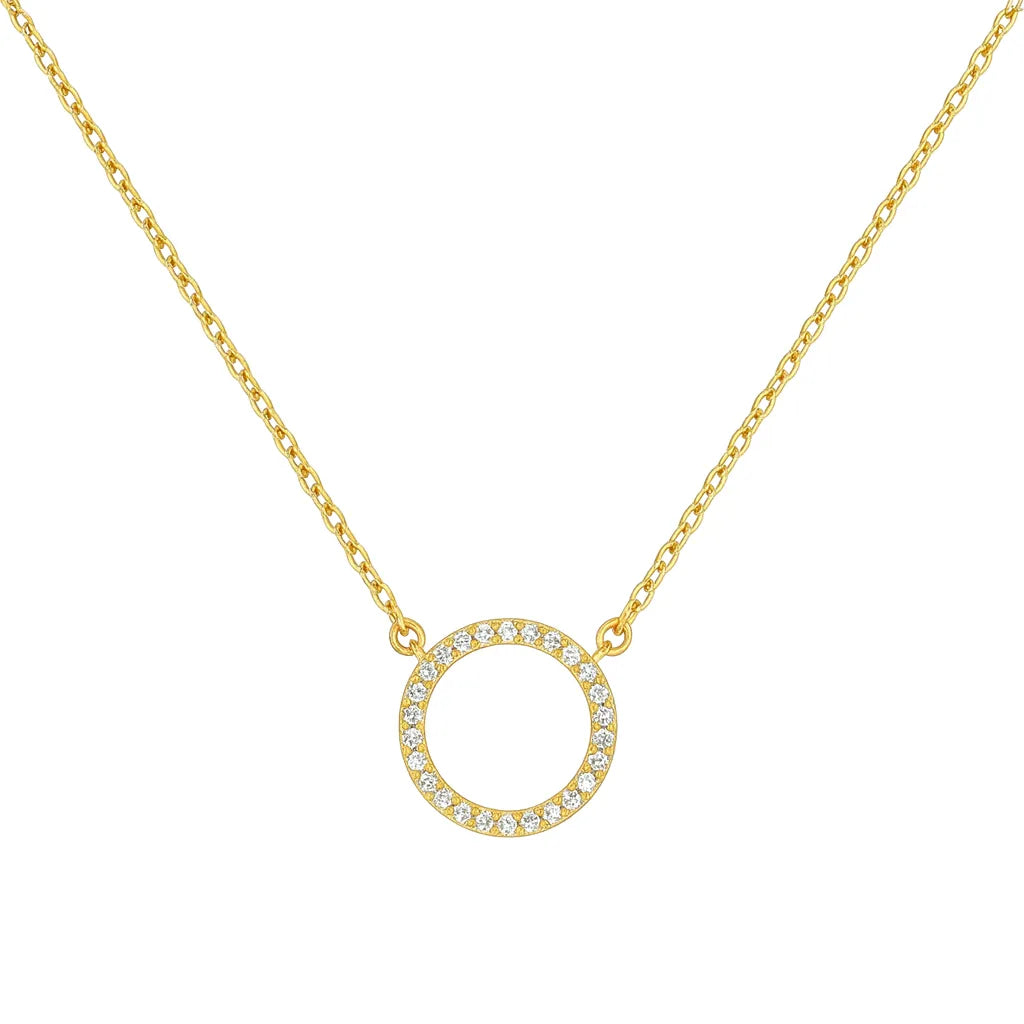 Goldfarbene Halskette mit rundem, offenem Anhänger, besetzt mit funkelnden Zirkonia-Steinen, auf weißem Hintergrund.