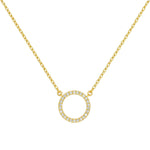 Goldfarbene Halskette mit rundem, offenem Anhänger, besetzt mit funkelnden Zirkonia-Steinen, auf weißem Hintergrund.