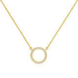 Goldfarbene Halskette mit rundem, offenem Anhänger, besetzt mit funkelnden Zirkonia-Steinen, auf weißem Hintergrund.