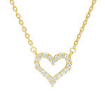 Goldfarbene Halskette mit funkelndem herzförmigem Anhänger, besetzt mit Zirkonia-Steinen, auf hellem Hintergrund.