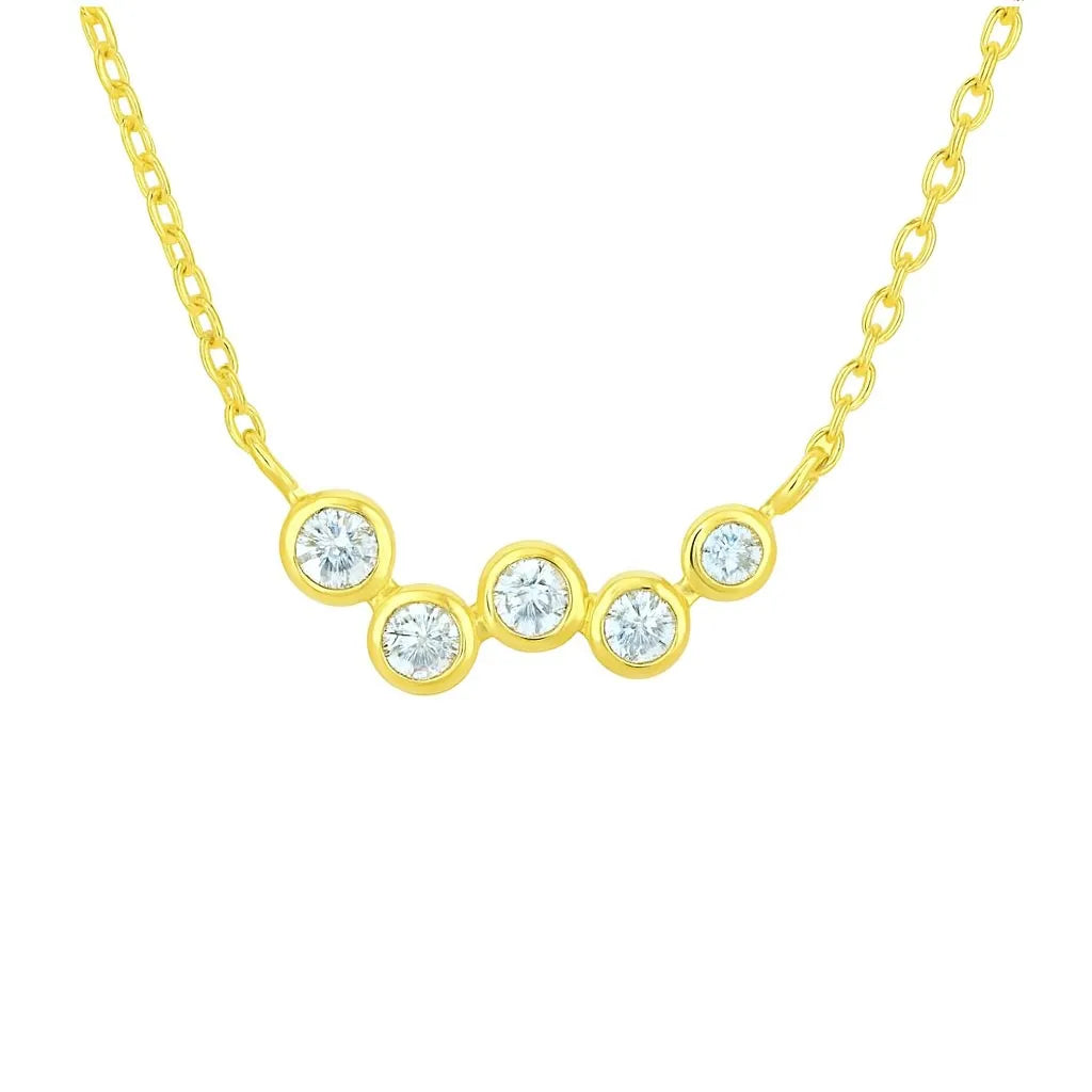 Vergoldete Damenhalskette aus 925 Sterling Silber mit fünf runden, weiß funkelnden Zirkonia in Zargenfassung auf feiner Kette vor weißem Hintergrund.