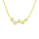 Vergoldete Damenhalskette aus 925 Sterling Silber mit fünf runden, weiß funkelnden Zirkonia in Zargenfassung auf feiner Kette vor weißem Hintergrund.