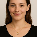 Nahaufnahme einer lächelnden jungen Frau mit langen braunen Haaren und einer zierlichen goldenen Halskette mit sternförmigem Anhänger