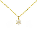 Goldene Halskette mit filigraner Gliederkette und funkelndem, blütenförmigem Anhänger aus sieben klaren Zirkonia-Steinen, präsentiert auf weißem Hintergrund.