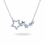 Damen Halskette aus 925 Sterling Silber mit mehreren miteinander verbundenen Sternanhängern, teils pavé mit klaren Zirkonia besetzt, freigestellt auf weißem Hintergrund.