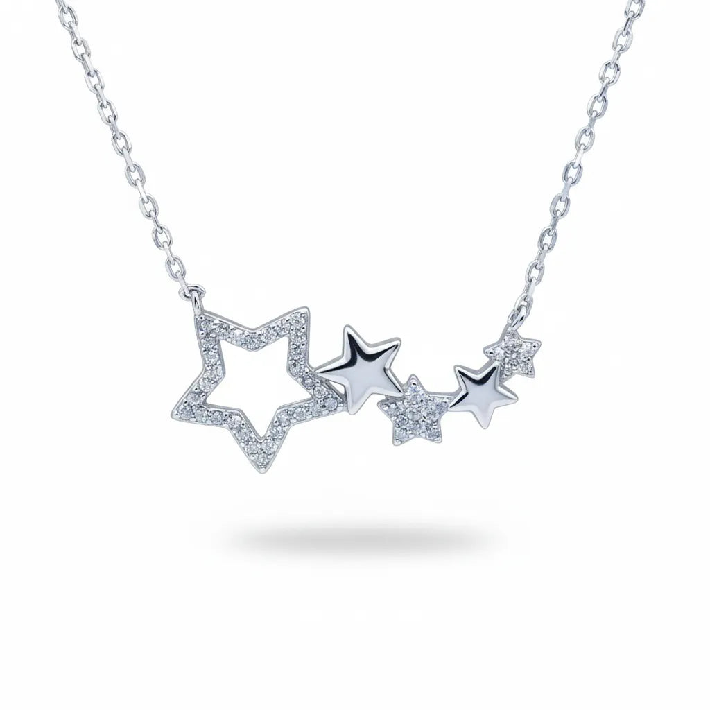 Damen Halskette aus 925 Sterling Silber mit mehreren miteinander verbundenen Sternanhängern, teils pavé mit klaren Zirkonia besetzt, freigestellt auf weißem Hintergrund.