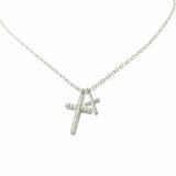 Silberne Halskette mit zwei Kreuzanhängern, großer Kreuzanhänger mit funkelnden Zirkonia, kleiner glatt poliert, vor weißem Hintergrund – Damen Schmuck 925 Sterling Silber.