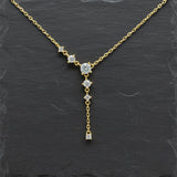 Elegante, goldplattierte Silberkette mit filigranem Kettenverlauf und funkelnden, runden Zirkonia-Steinen. Das Schmuckstück ist als Y-Kette designt, bei der die Steine kaskadenförmig am Hals und an einem langen, zarten Anhänger herabhängen.
