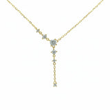 Elegante goldene Y-Kette mit funkelnden, runden Zirkonia-Steinen in Krappenfassung, die kaskadenförmig am Hals und an einem herunterhängenden Kettenteil angeordnet sind. Ein zeitloses Schmuckstück für Damen, perfekt für besondere Anlässe.